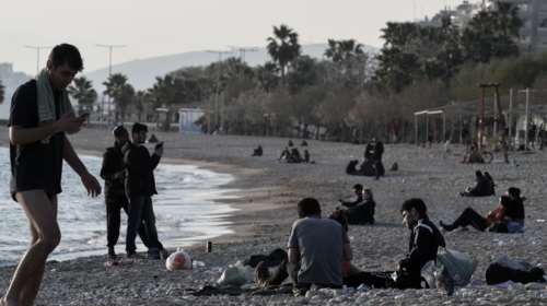 Αδιόρθωτοι: &quot;Πλημμύρισε&quot; από κόσμο η παραλία Βόλου παρά τον κορονοϊό - Έπεσαν πρόστιμα