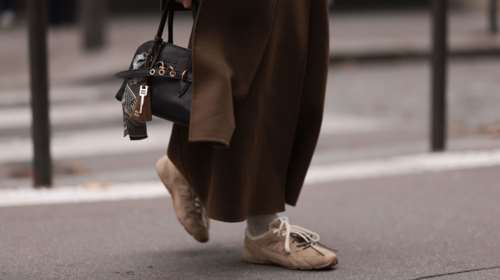 Βρήκαμε τα viral sneakers που θα σε γεμίσουν κομπλιμέντα