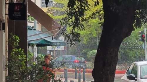Kαλοκαιρινή μπόρα ξάφνιασε τους Αθηναίους  -  Σύντομες οι καταιγίδες χωρίς διάρκεια [βίντεο]