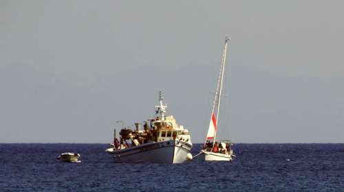 Ακυβέρνητο σκάφος ανοιχτά της Κρήτης με 60 μετανάστες