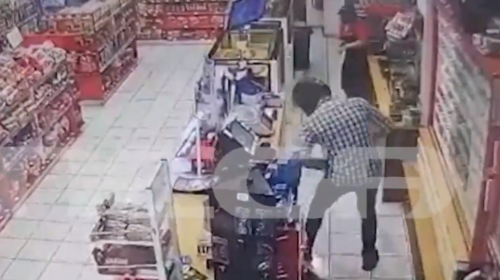 Τρόμος στην Ηλιούπολη: Ληστής απειλεί με όπλο υπάλληλο σούπερ μάρκετ - Βίντεο ντοκουμέντο