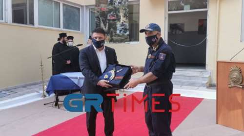 Μια ολόσωμη φόρμα της ΕΜΑΚ  δώρο στον Χαρδαλιά από τον αρχηγό της Πυροσβεστικής [VIDEO]