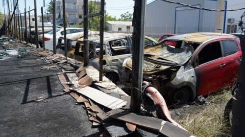Ηράκλειο: Εικόνες απόλυτης καταστροφής από φωτιά στη μάντρα αυτοκινήτων [εικόνες]