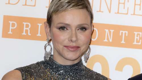 Glam rock η πριγκίπισσα Σαρλίν: Λαμπερή στη Φλωρεντία με μαύρο φόρεμα με παγιέτες και διαφάνεια