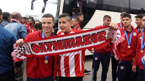Αποθεώθηκαν οι Πρωταθλητές Ευρώπης στο αεροδρόμιο - Τους περίμεναν ενθουσιασμένοι οπαδοί του Ολυμπιακού