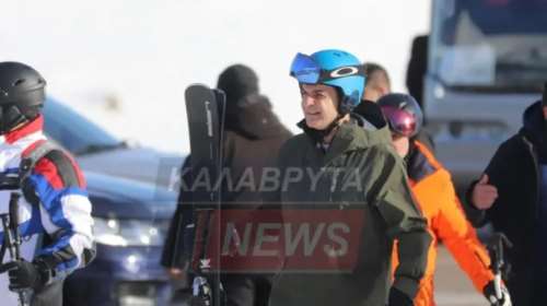 Αιφνιδιαστική επίσκεψη Μητσοτάκη στα Καλάβρυτα: Στις πίστες του Χιονοδρομικού, με τα χιονοπέδιλα στον ώμο