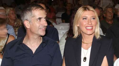 Τρυφερή μαμά η Σία Κοσιώνη: Μας δείχνει το χριστουγεννιάτικο σπίτι από μπισκότο με το όνομα του μονάκριβου γιου της [εικόνα]