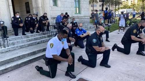 ΗΠΑ: Η άλλη όψη των διαδηλώσεων - Oι 11 συγκλονιστικές στιγμές που έγιναν viral [Εικόνες - Βίντεο]