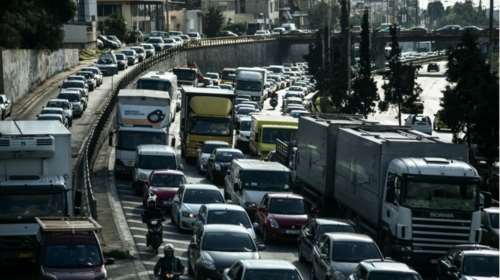 Μεγάλο μποτιλιάρισμα στην Εθνική - Σύγκρουση νταλίκας με ΙΧ [εικόνα]