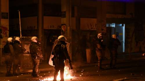 Επεισόδια τα ξημερώματα στα Εξάρχεια - Τραυματίστηκαν 3 αστυνομικοί, έγιναν 7 συλλήψεις