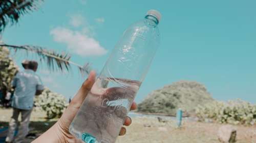 Γιατί δεν πρέπει ποτέ να αφήνεις μπουκάλι με νερό μέσα στο αυτοκίνητο