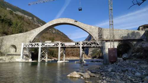 Αποκαθίσταται το ιστορικό γεφύρι της Πλάκας στην Ήπειρο [εικόνες]