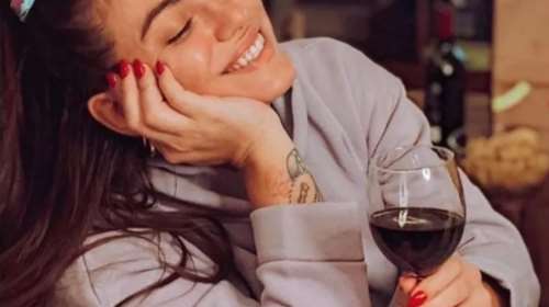 Ευρυδίκη Βαλαβάνη: Ανοίγει το ζεστό διαμέρισμά της - Η γωνιά με το τζάκι του σπιτιού