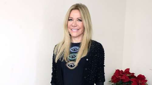 Η Μαριάννα Λάτση ποζάρει χαμογελαστή με δερμάτινο σύνολο στο αγαπημένο της μοτίβο