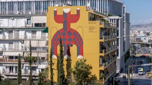 Ποια είναι η γυναικεία φιγούρα με την κόκκινη και μωβ φορεσιά στον Νέο Κόσμο