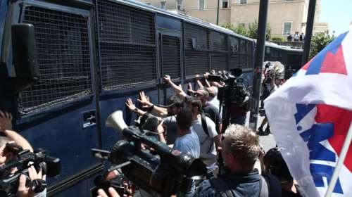 Ένταση στο συλλαλητήριο της ΟΛΜΕ: Κλούβες της ΕΛ.ΑΣ. μπλόκαραν τους εκπαιδευτικούς στην Αμαλίας