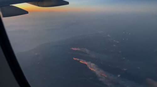 Φωτιά στη Ρόδο: Βίντεο που &quot;κόβει την ανάσα&quot; από αεροπλάνο και δείχνει την έκταση του μετώπου
