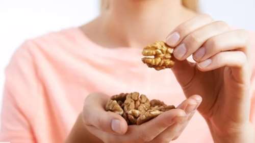 8 τροφές που είναι καλύτερες από πολυβιταμίνες (και εύκολες να προσθέσεις στη διατροφή σου)