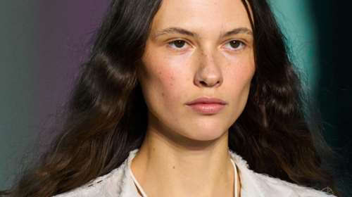 Δεν προλαβαίνεις να φτιάξεις τα μαλλιά σου το πρωί; Αυτό το hair trend έρχεται για να σε βγάλει από τη δύσκολη θέση