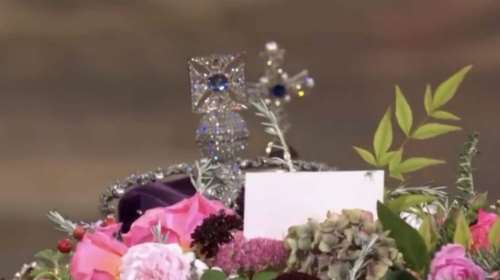 Κηδεία Ελισάβετ: Απίστευτο - Μικρή αράχνη περπατάει στην κάρτα του Καρόλου στο φέρετρο της βασίλισσας