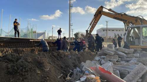 Νάξος: Εργάτες έπεσαν σε τάφρο και εγκλωβίστηκαν - Υποχώρησαν κάγκελα σε αθλητικό κέντρο [εικόνες - βίντεο]