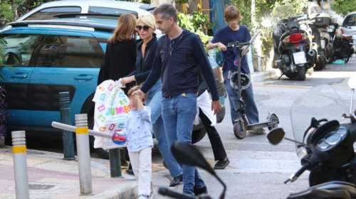 Σία Κοσιώνη - Κώστας Μπακογιάννης: Οι χαρούμενες στιγμές, τα ψώνια των παιδιών και το παιχνίδι τους στο δρόμο [Εικόνες]