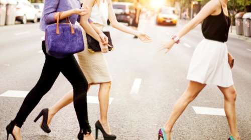 Αυτή είναι η πιο ισχυρή τάση στα παπούτσια φέτος το χειμώνα: Ταιριάζουν με παντελόνια και φορέματα και κολακεύουν κάθε γυναίκα