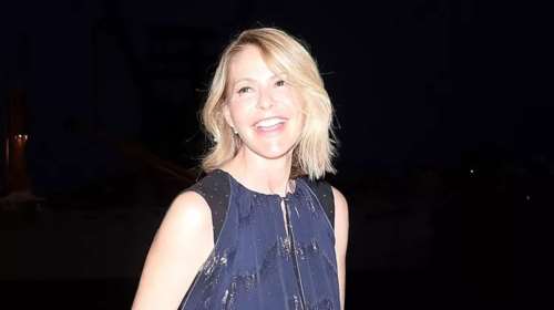 21 χρόνια πριν: Η Τζένη Μπαλτσινού στην Πάτμο με λευκό μπικίνι και καλοκαιρινά κοσμήματα