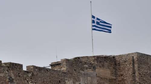 Μεσίστια κυματίζει η Ελληνική σημαία στην Ακρόπολη- Τιμή στον Μανώλη Γλέζο