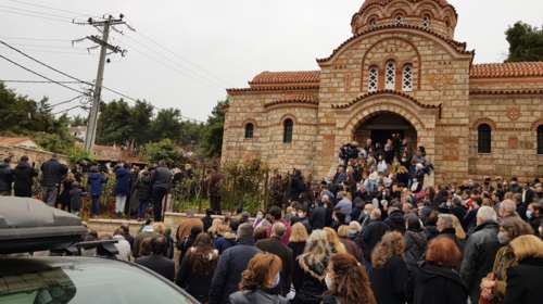 Σάλος με την κορονο-κηδεία στον Άγιο Στέφανο - Μητροπολίτης Κύριλλος: Την έκανα κεκλεισμένων των θυρών, έξω τι κάνω;
