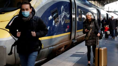 Γαλλία: Σχεδόν μισό εκατ. νέα κρούσματα σε μια ημέρα - Ρεκόρ από την αρχή της πανδημίας