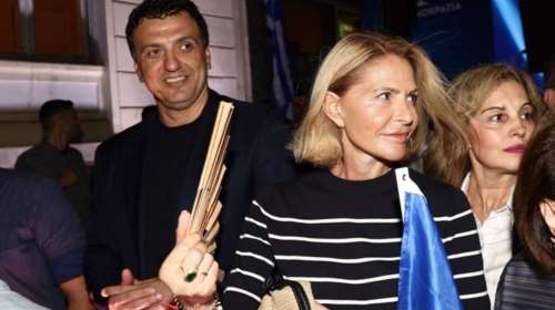 Γιορτινό τραπέζι πάνω στο κύμα για την Τζένη Μπαλατσινού και την οικογένειά της