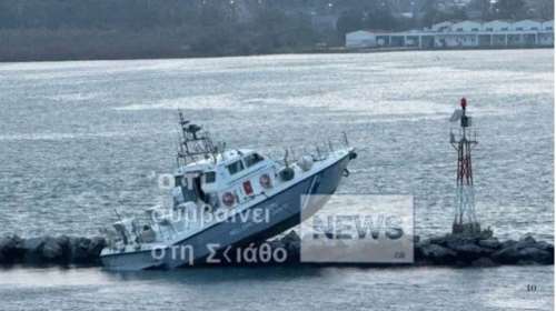 Βόλος: Σκάφος του Λιμενικού &quot;καρφώθηκε&quot; στα βράχια πάνω στον κυματοθραύστη