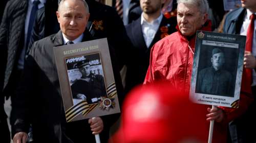 Πούτιν: Στην πομπή με το &quot;Σύνταγμα Αθανάτων&quot; κρατώντας πορτρέτο του πατέρα του  - Πολέμησε στον Β΄Παγκόσμιο Πόλεμο