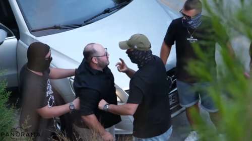 Πρόταση γάμου στον Βόλο με... τρόμο: Φουσκωτοί τους έβγαλαν από το αμάξι με τη βία για να της ζητήσει να τον παντρευτεί