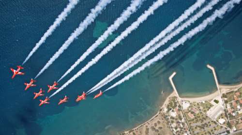 &quot;RED ARROWS&quot;: Στην Τανάγρα για &quot;προπόνηση&quot; το εντυπωσιακό ακροβατικό σμήνος της Βασιλικής Βρετανικής Αεροπορίας  [Εικόνες]