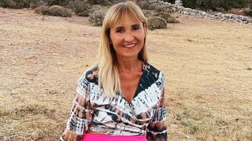 Μάρα Ζαχαρέα: Στην παραλία με ψάθινο καπέλο μαντήλι σε φλούο χρώμα