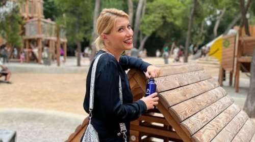 Η Σία Κοσιώνη casual chic σε δημοτικό σχολείο - &quot;Πόση δύναμη σου δίνουν τα παιδιά&quot;