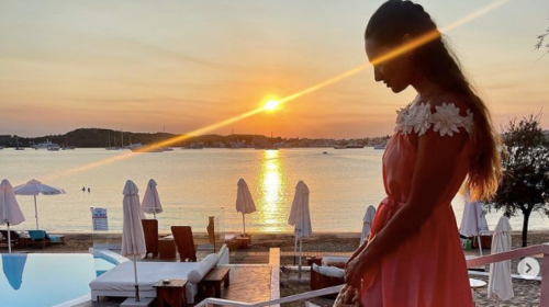 Σάσκια Κόνερι:  Η εγγονή του Σον Κόνερι είναι διακοπές στην Ελλάδα και δηλώνει ενθουσιασμένη