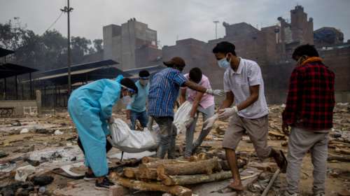 Κορονοϊός: Προς 400.000 κρούσματα την ημέρα η Ινδία - Μεταφέρουν οξυγόνο με τρένα