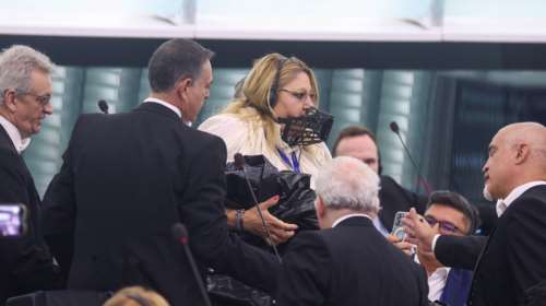 Χαμός στο Ευρωπαϊκό Κοινοβούλιο: Ρουμάνα ακροδεξιά ευρωβουλευτής εμφανίστηκε με φίμωτρο και ζητούσε παπά να τους διαβάσει