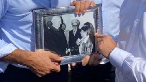 Σέρρες: Φωτογραφία - έκπληξη δώρο στον Κυριάκο Μητσοτάκη - Η χειραψία με τον Κωνσταντίνο Καραμανλή