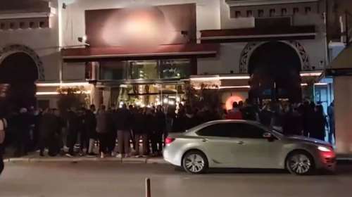 Θεσσαλονίκη: &quot;Πατείς με, πατώ σε&quot; έξω από κατάστημα για ποτό take away [Βίντεο]