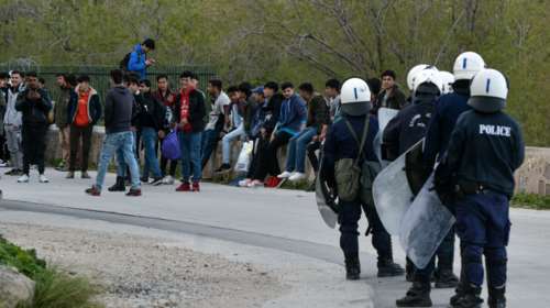 Νέα διαδήλωση προσφύγων και μεταναστών στη Λέσβο - Φωνάζουν &quot;ελευθερία&quot;