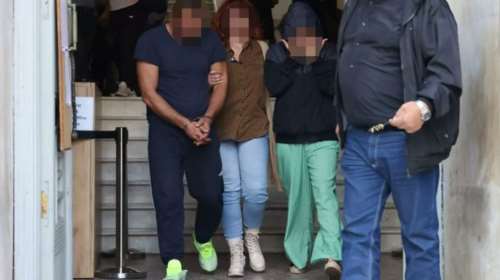 Φρίκη στο Ηράκλειο: &quot;Oταν οι πελάτες έκαναν παράπονα, με έδερναν&quot; - Τι λέει η 25χρονη που κρατούσε όμηρο ζευγάρι Αλβανών