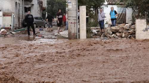 Νέο κύμα κακοκαιρίας: &quot;Προσοχή στις διασταυρώσεις δρόμου με χείμαρρο!&quot;, λέει η Πολιτική Προστασία