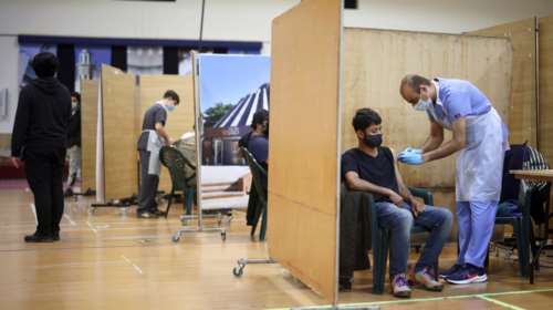 Κορονοϊός:  Ραγδαίες εξελίξεις - Η Βρετανία &quot;απαγορεύει&quot; το εμβόλιο της Astrazeneca στους κάτω των 30 ετών