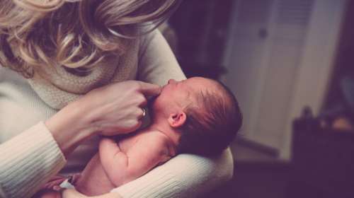 Νέα έρευνα: Τα μωρά έως τριών μηνών περνούν πολύ ήπια τον κορονοϊό