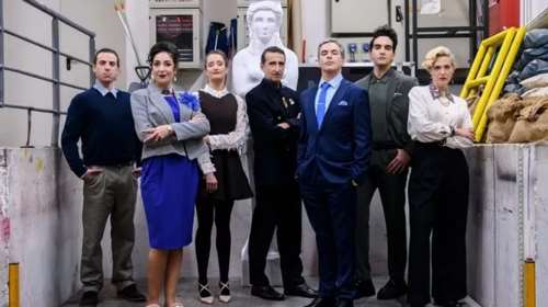 Ο Γιώργος Καπουτζίδης φέρνει μια "Καρυάτιδα" στο θέατρο