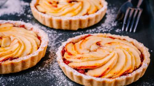 Ακης Πετρετζίκης: Η πιο τέλεια συνταγή για... ανάποδη τάρτα μήλου